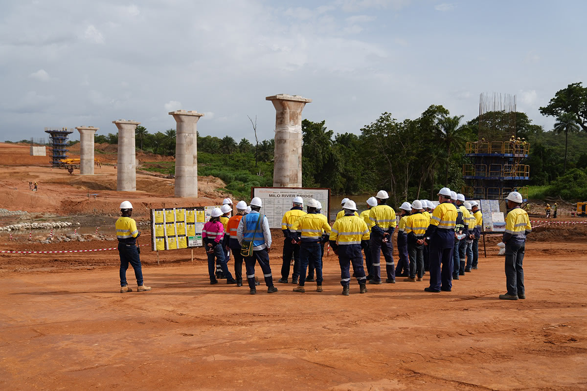 Rio Tinto SimFer annonce la fin des travaux des pieux de pont sur l’embranchement ferroviaire de Beyla – Kérouané