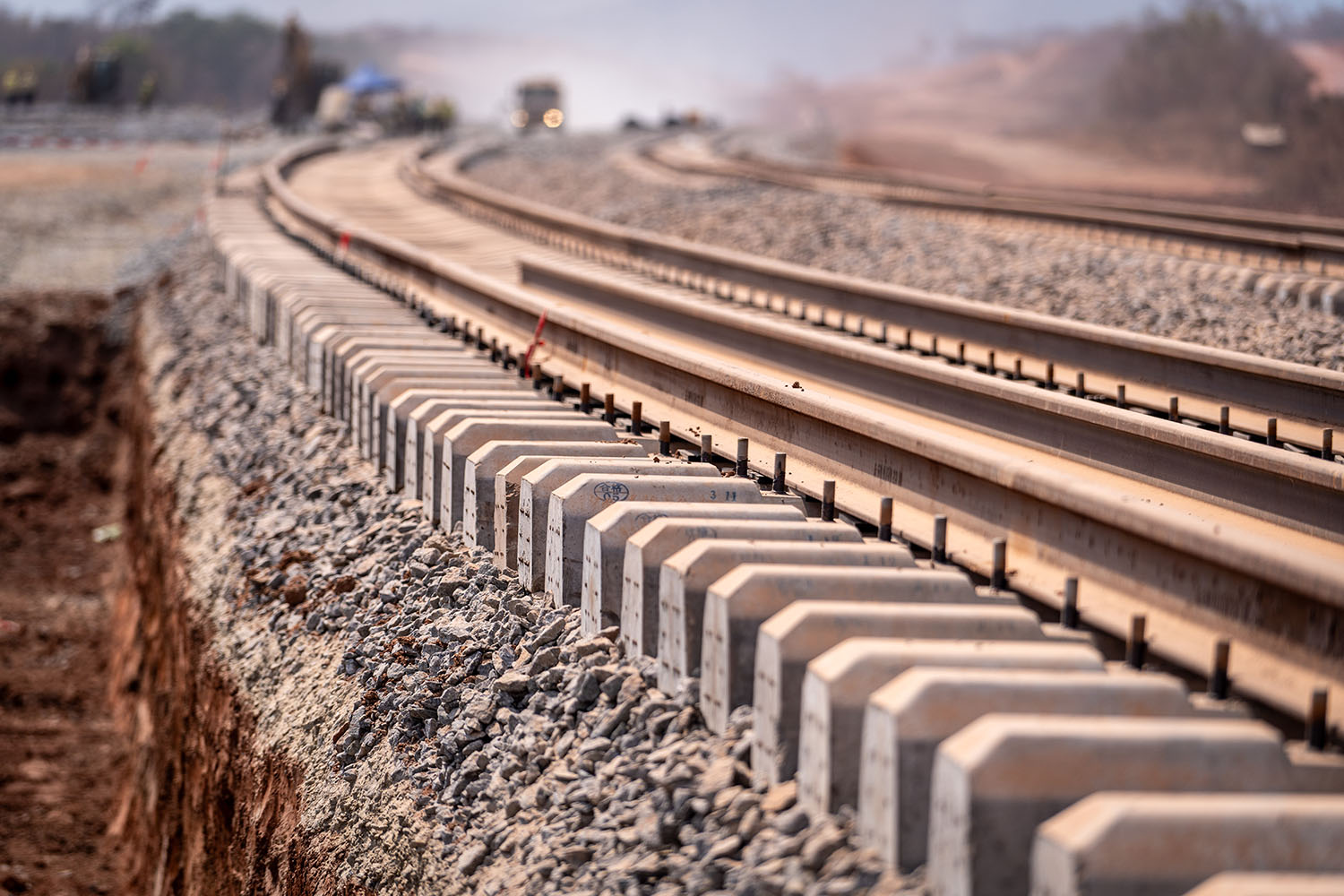 Rio Tinto Simfer achève avec succès la construction d’infrastructures clés de son embranchement ferroviaire