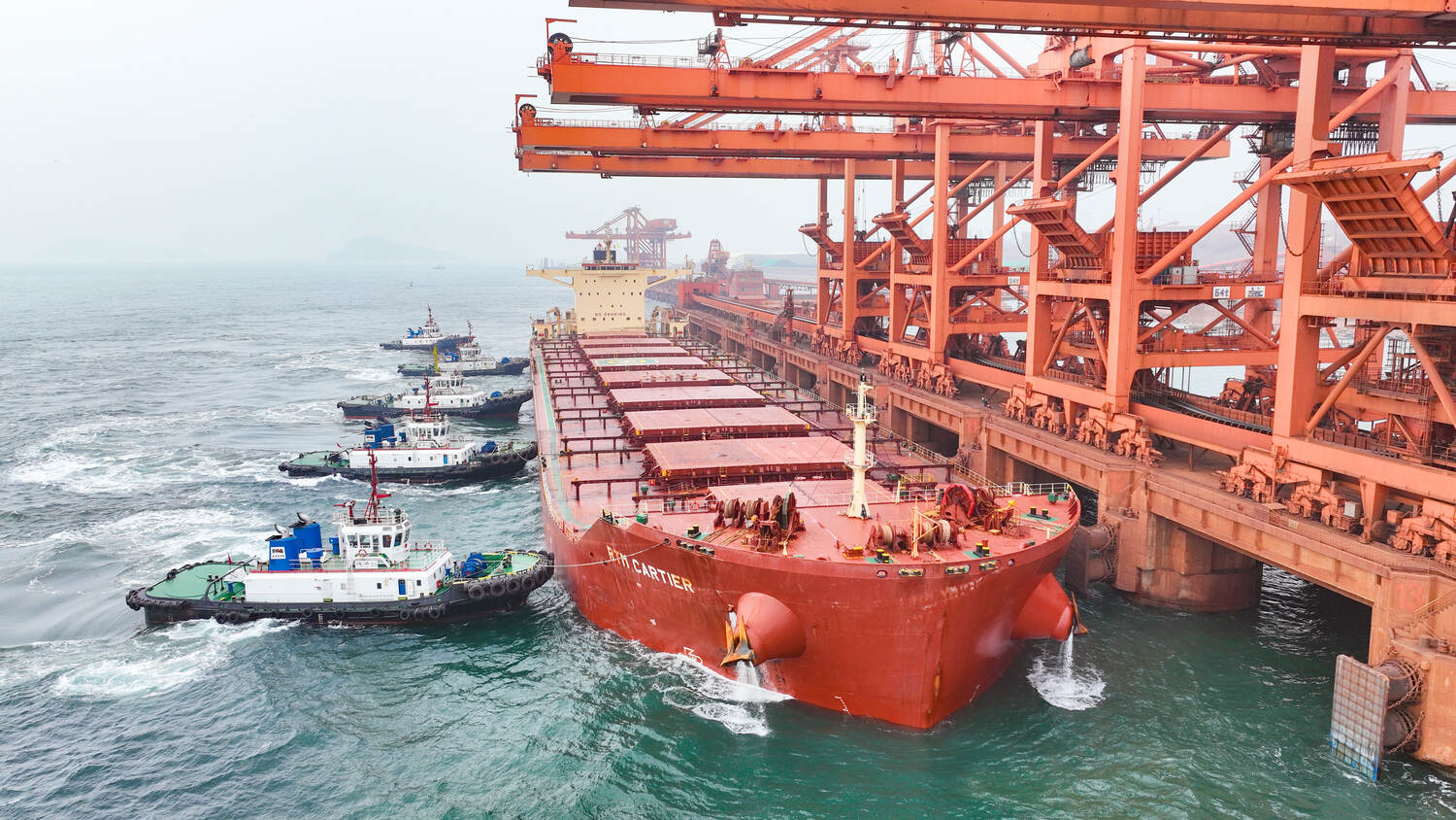 Le vraquier RTM Cartier guidé par des remorqueurs au port de Dalian, en Chine
