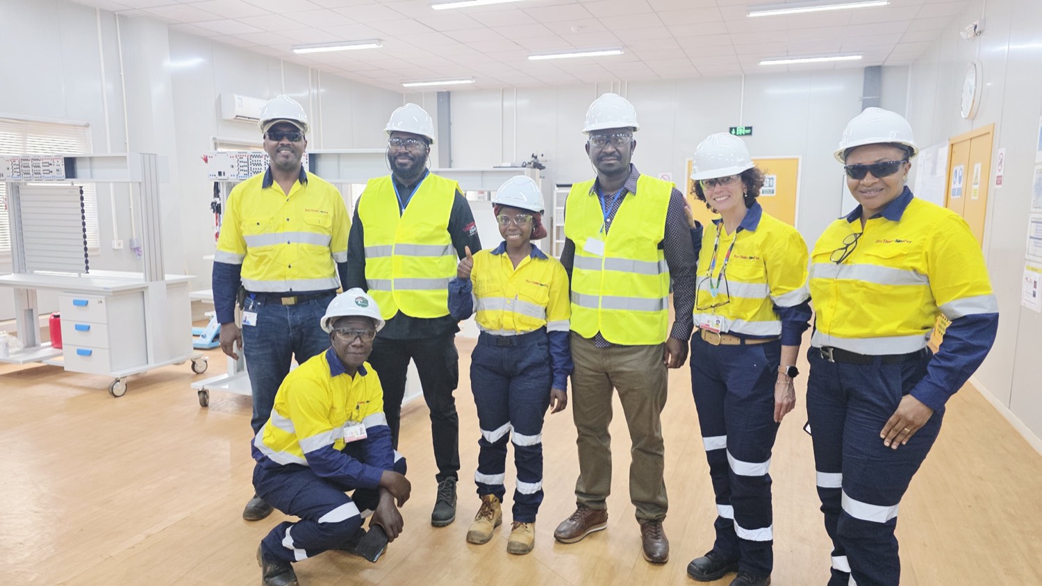 La délégation de l'AGUIPE et les équipes de SimFer réunies au Centre de formation technique sur le site minier de Beyla.