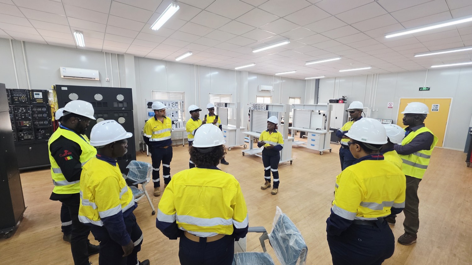 Présentation des programmes d'apprentissage de SimFer à la délégation au Centre de formation technique.